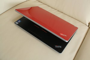 Lenovo ThinkPad Edge 13: Polozavřený notebook
