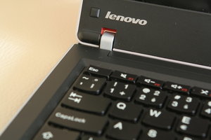 Lenovo ThinkPad Edge 13: Pravé panty